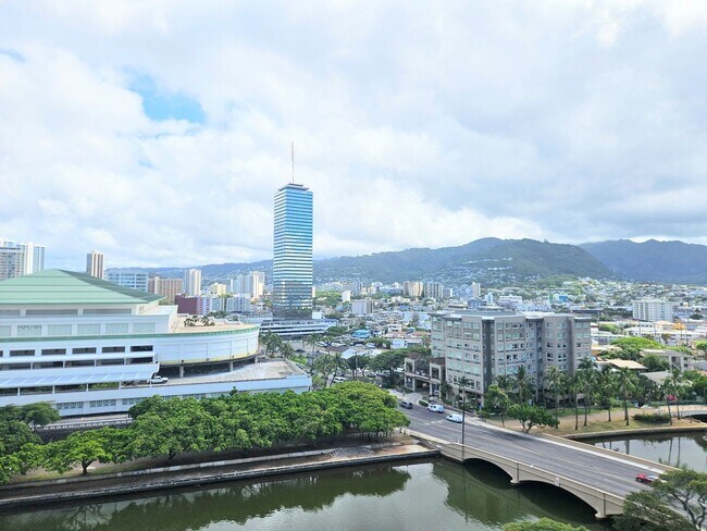 Building Photo - Stunning Newly Renovated 2BR/2BA Condo in Waikiki with Ocean & Mountain Views