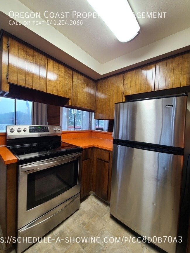 Building Photo - 835 Manzanita Ave