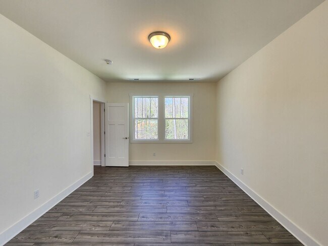 Building Photo - Black Mountain Rental!