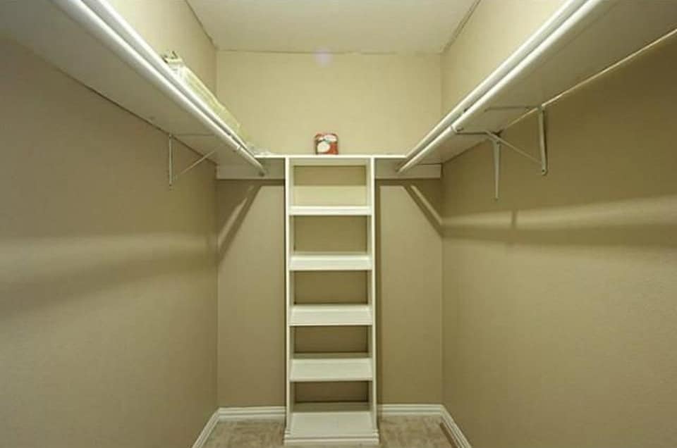 Building Photo - 10594 High Hollows Dr