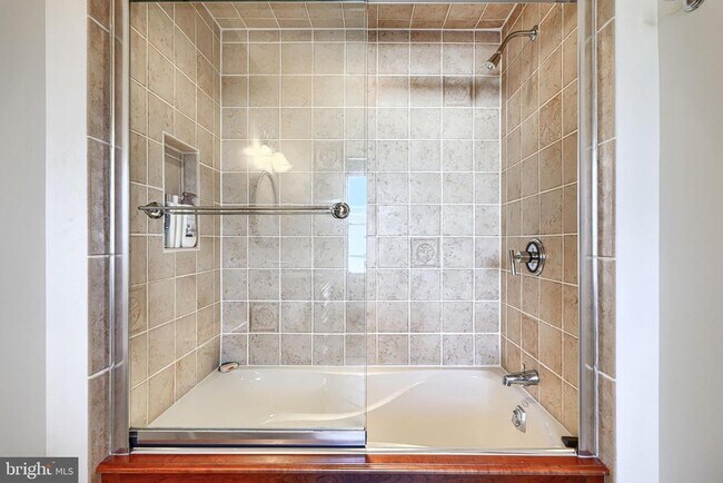 Building Photo - 1301 Hull St