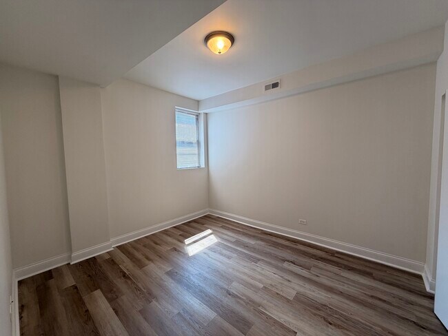 Building Photo - 2803 W Lawrence Ave