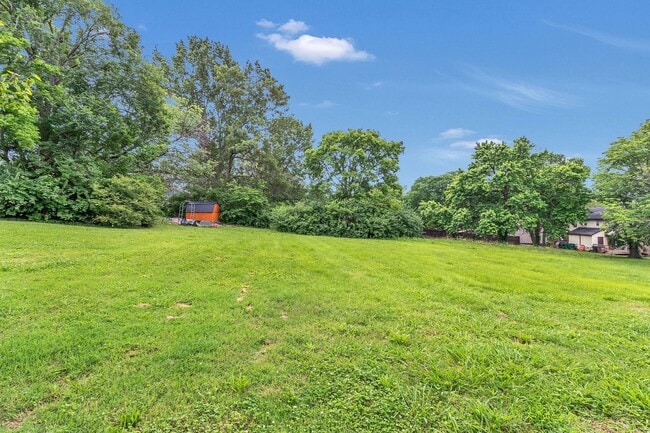 Building Photo - AVAILABLE NOW. 2 BD 1 1/2 BATH. CLOSE TO E...