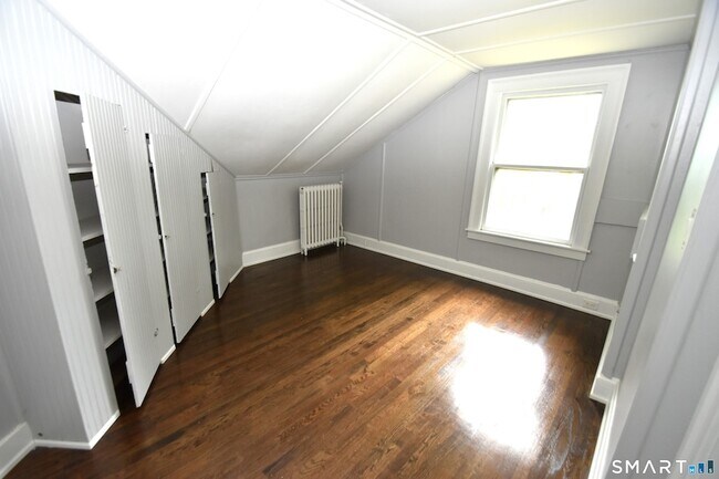 Building Photo - 880 S Quaker Ln