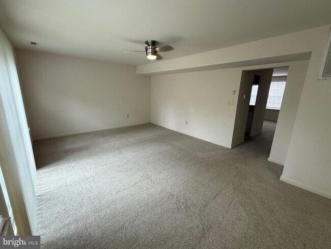 Primary Photo - 10 Belladonna Ln