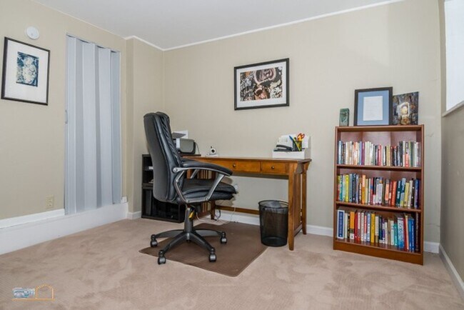 Building Photo - Trailside Living: 5BR Home Steps from Sanitas & Pearl Street