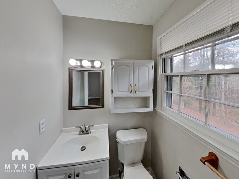 Building Photo - 400 Woodstream Dr