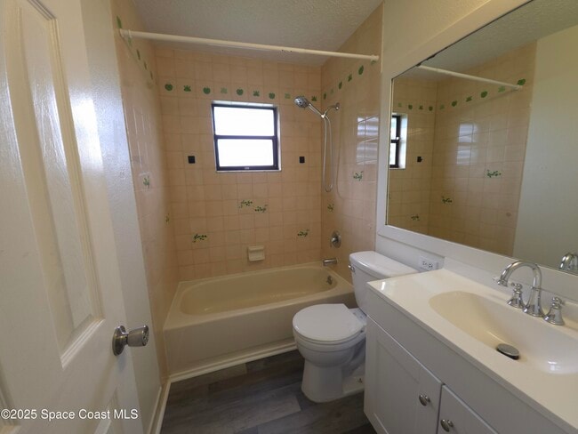 Building Photo - 901 Colonial Ave SE