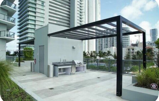 Building Photo - 501 NE 31st St