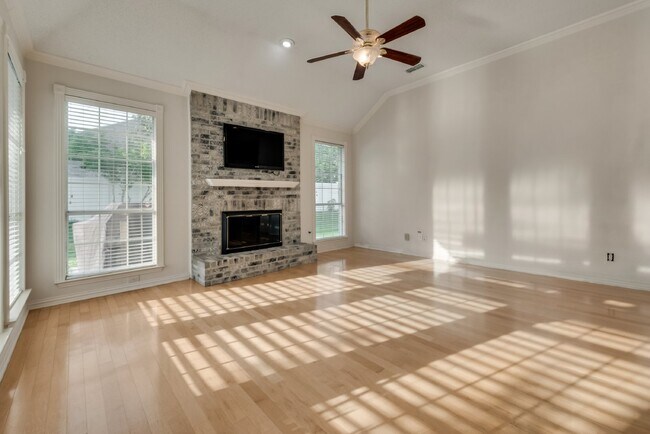 Building Photo - Beautiful 3-2 on unbelievable corner lot w...