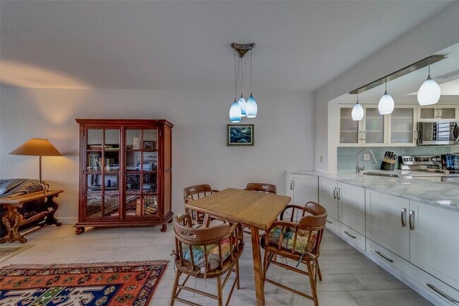 Building Photo - 11650 Capri Cir S