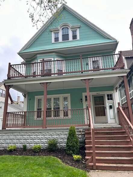 Front - 742 Richmond Ave