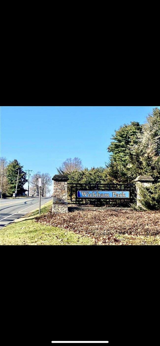 Building Photo - 1166 Middle Tpke W