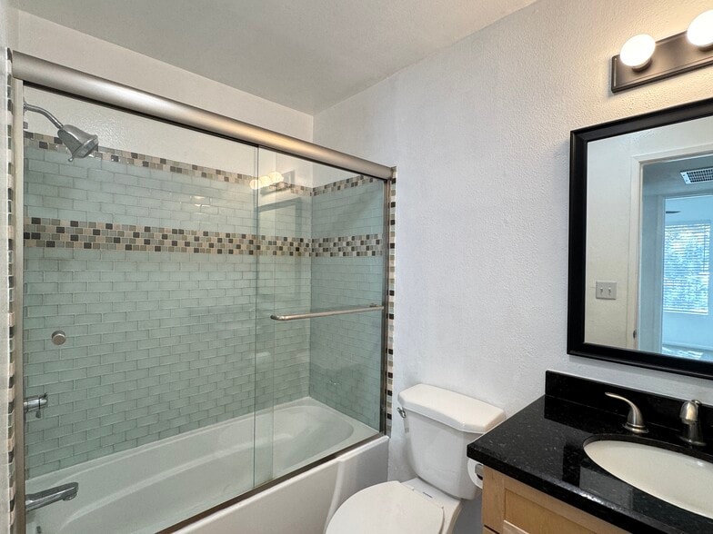 Second bathroom - 11112 Summertime Ln