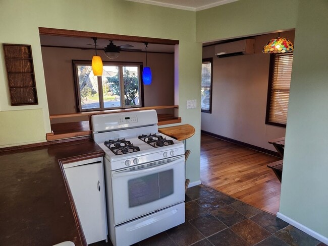 Building Photo - zoeb01