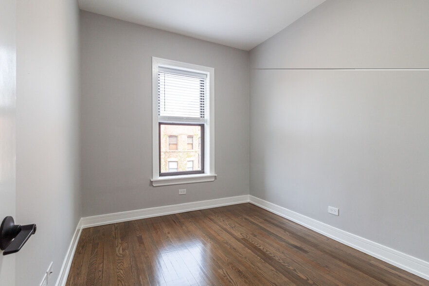 Building Photo - 3830 N Wilton Ave