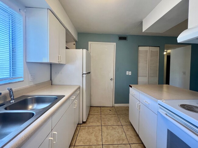 Building Photo - All inclusive 2 bed/ 1 bath condo in Hidden Lakes - Coming Soon near Downtown SRQ