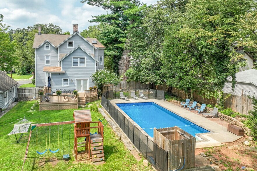 Building Photo - 139 W 4th Ave