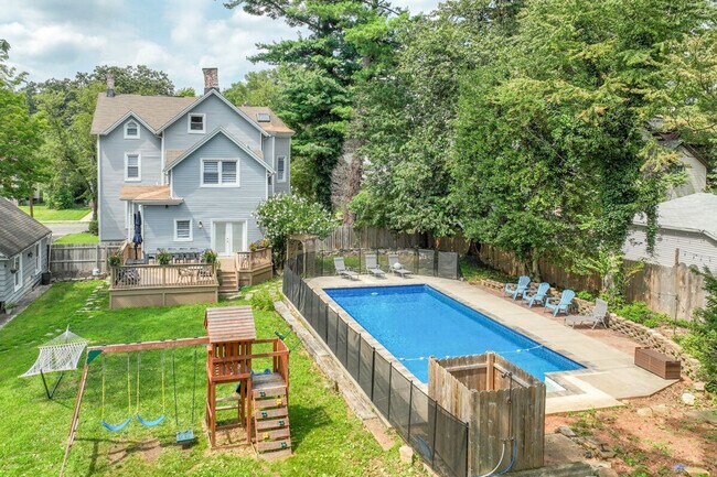 Building Photo - 139 W 4th Ave