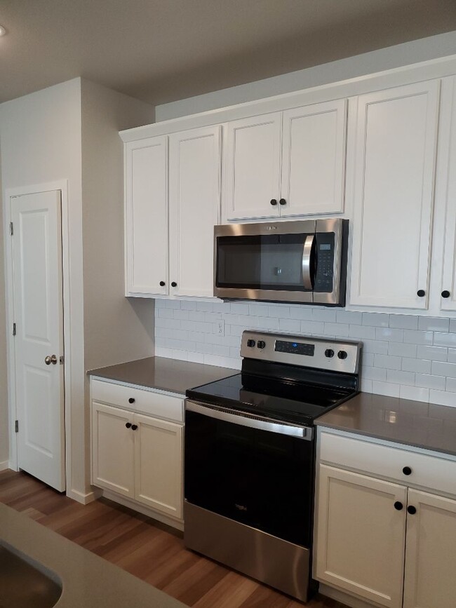 Building Photo - Modern 2 Bed / 2 Bath 1st Floor Condo w/ 1...