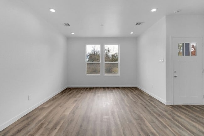 Building Photo - 106 Runnels St