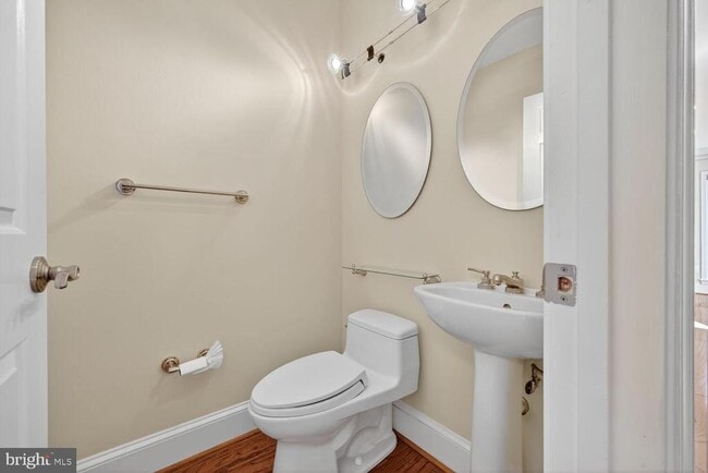 Building Photo - 3291 Sutton Pl NW