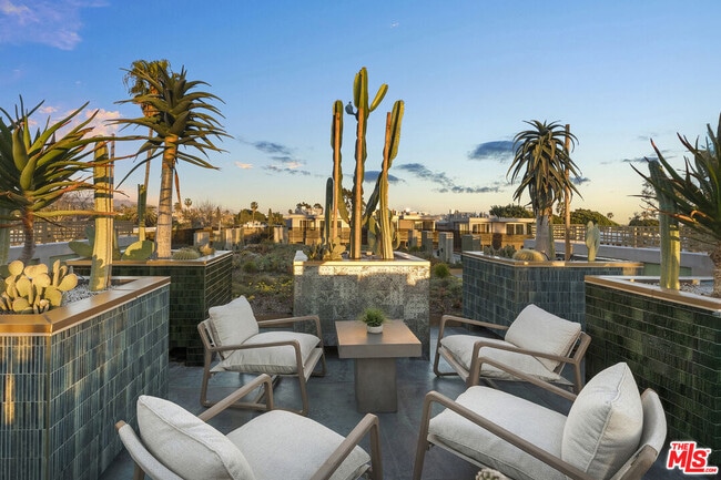 Building Photo - 1021 N Ogden Dr