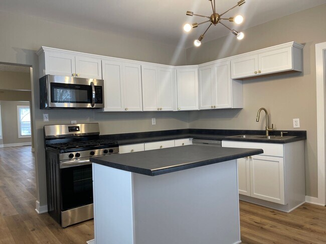 Building Photo - Nicely updated- Four Bedroom Home on the NE side of Grand Rapids!