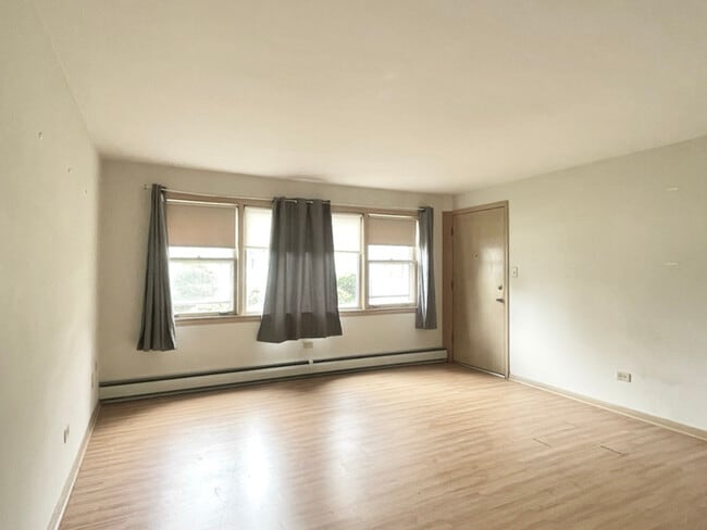 Building Photo - 8304 W Forest Preserve Dr