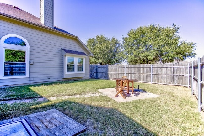 Building Photo - Beautifully Maintained 4 bed/3bath 2 Story Brick home