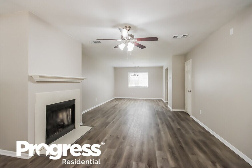 Building Photo - 18450 Hollow Oaks Cir