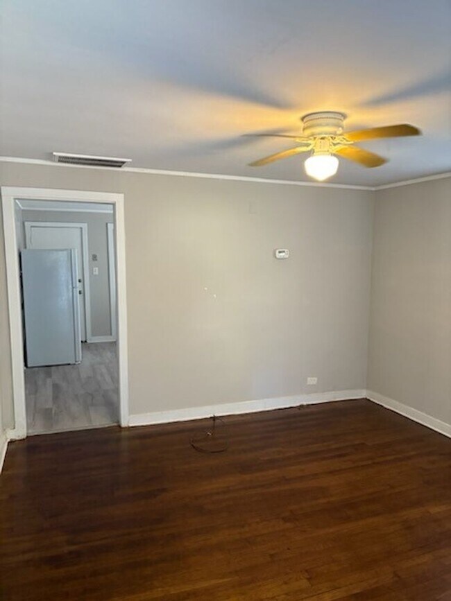 Building Photo - Coxy 2 Bedroom House (500.00 off first full months rent if move in by May 1, 2026)