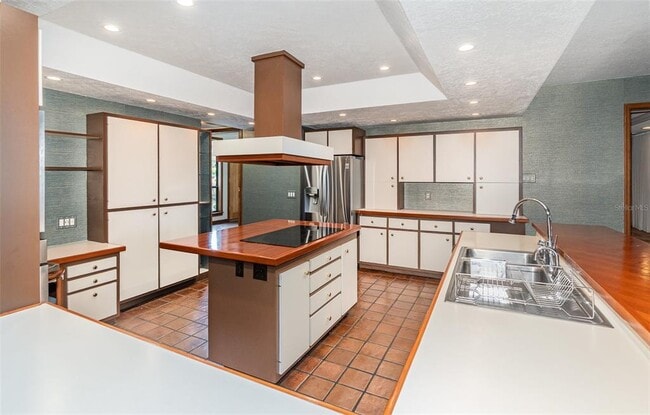 Building Photo - 2020 Venetian Way
