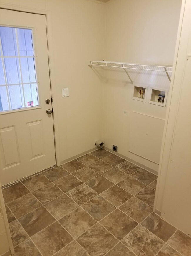 Building Photo - Pet Friendly 4 bedroom 2 bath home with a carport near Albany, OR