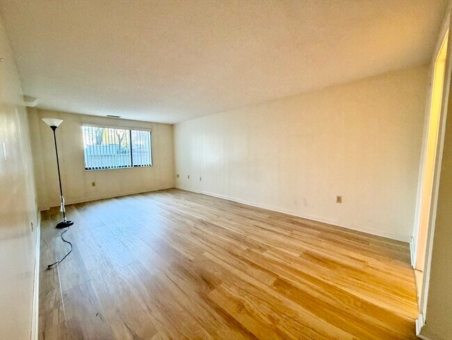 Building Photo - 8 9th St