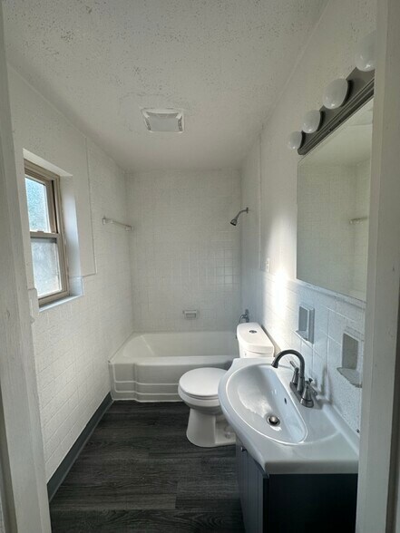 Building Photo - 2631 Bremont Ave