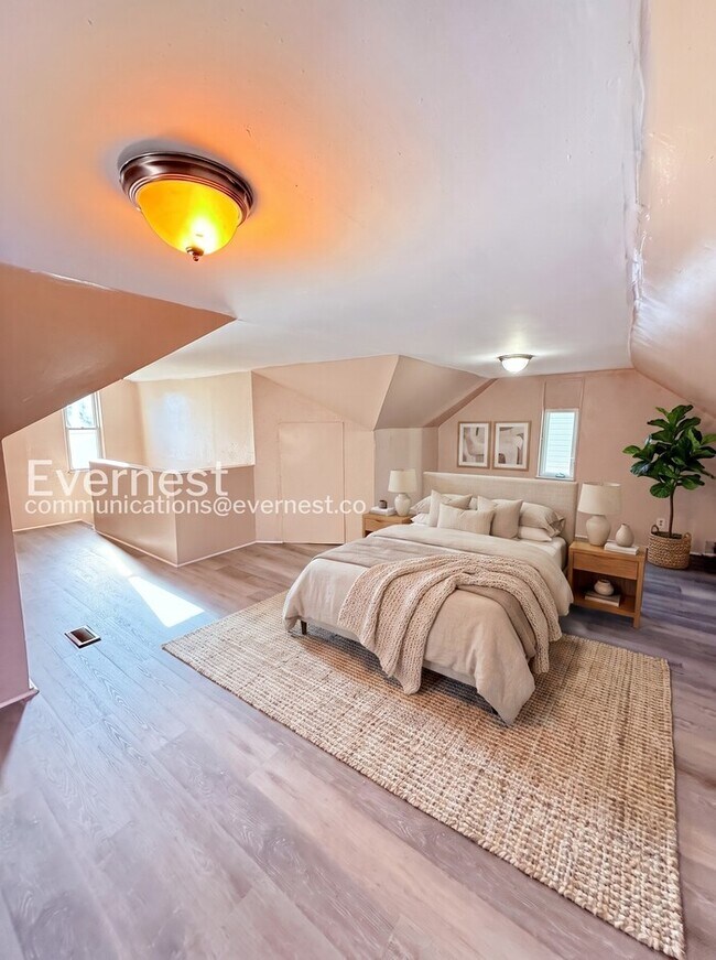 Building Photo - 3 Bed/1 Bath Home with Off-Street Parking / Pet-Friendly / Vouchers Accepted / Available Now!