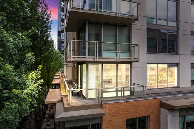 Building Photo - Bright Corner 1Bed/1Bath Condo in the Heart of Downtown Seattle!