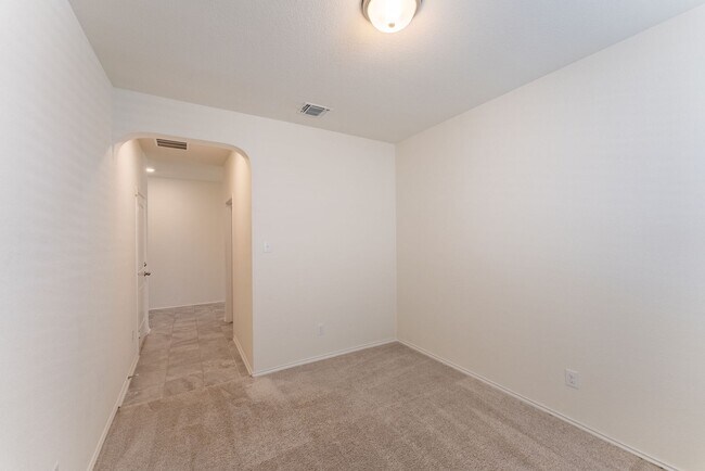 Building Photo - Elegantly Spacious 3-Bed, 2-Bath Home in Round Rock