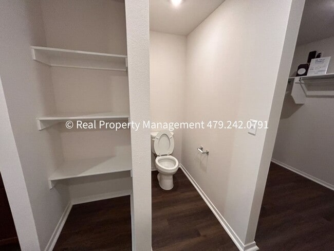 Building Photo - 10640 Cedar Wy