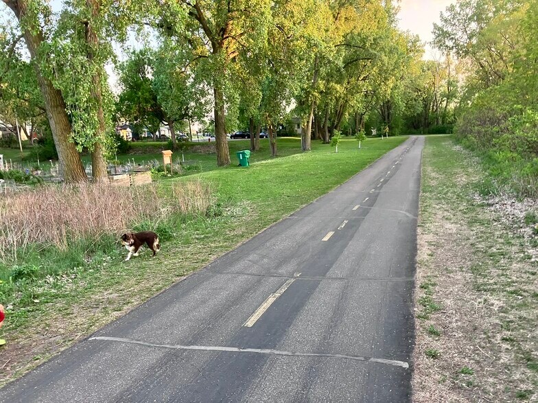 Cedar Lake bike trail 2blocks away - 2824 Texas Ave S