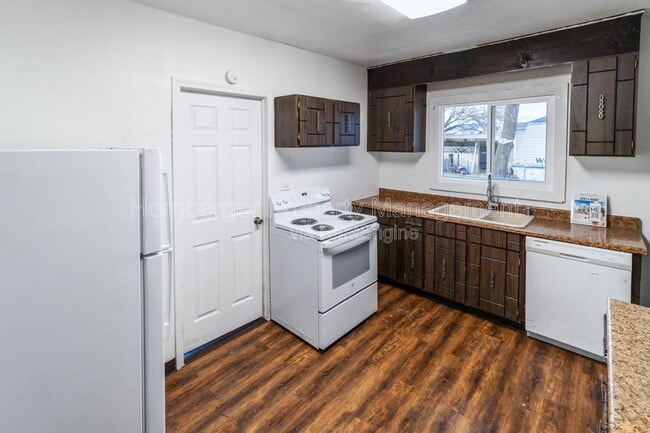 Building Photo - 2911 E Rowan Ave