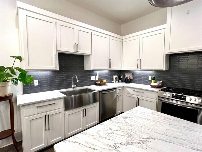 Building Photo - 1543 Pine St