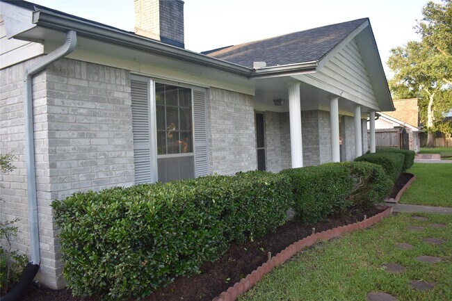 Building Photo - 3110 Springhill Dr