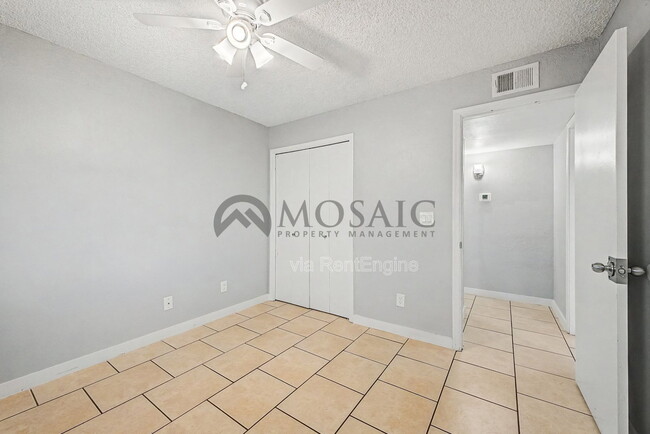 Building Photo - 533 W Guadalupe Rd