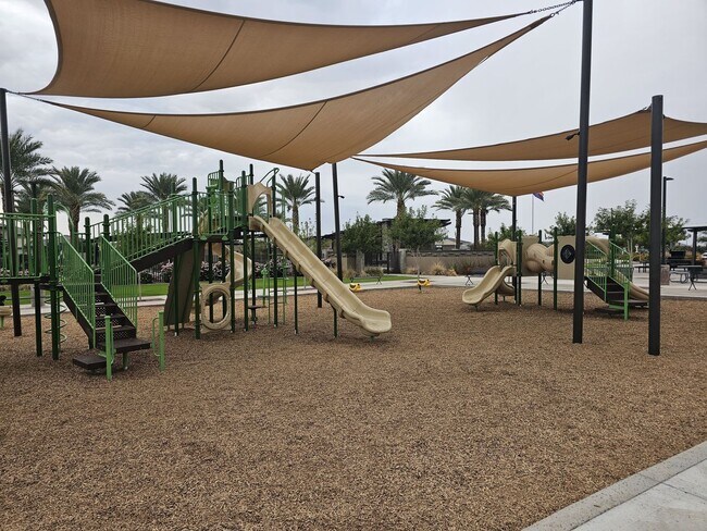 Building Photo - 5 BEDROOM 4 BATH SINGLE FAMILY HOME