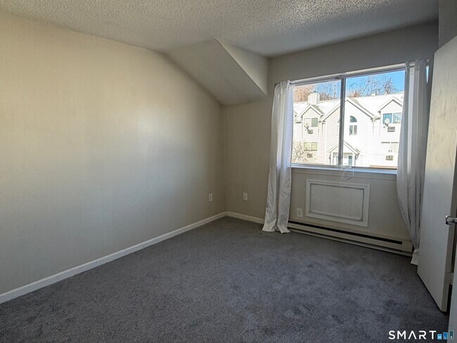 Building Photo - 925 Oronoke Rd