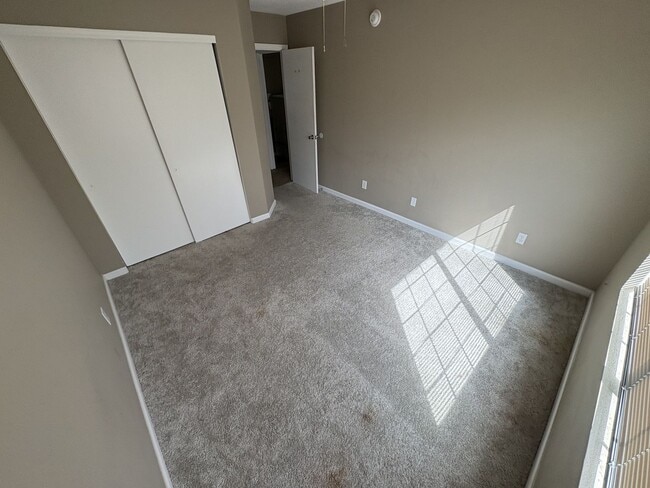 Building Photo - Great eastside location four bedrooms