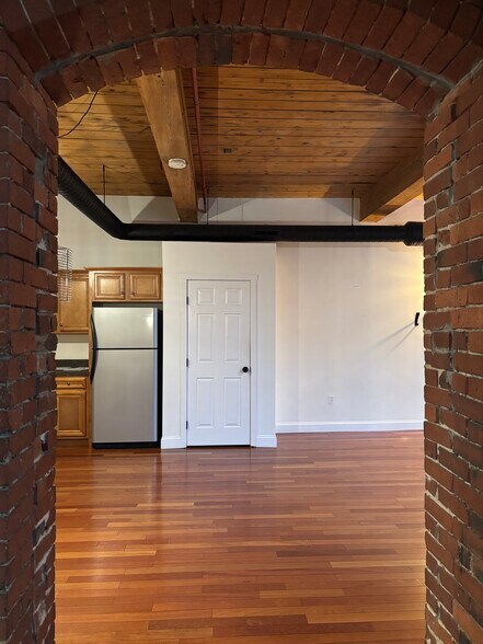 Building Photo - 471 Silver St