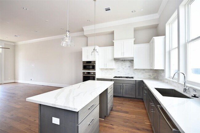 Building Photo - 706 Cage St